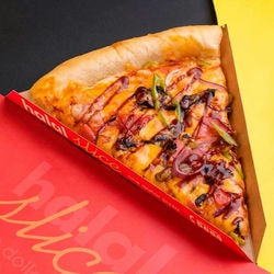 Halal-Pizzastück „Giant BBQ“